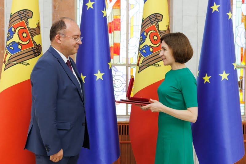 Președinta Maia Sandu i-a conferit „Ordinul de Onoare” fostului Ministru al Afacerilor Externe al României, Bogdan Aurescu
