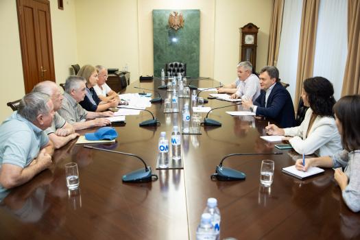 Premierul Dorin Recean a avut o discuție cu un grup de membri ai „Asociației românilor din Basarabia – foști deținuți politici și deportați”