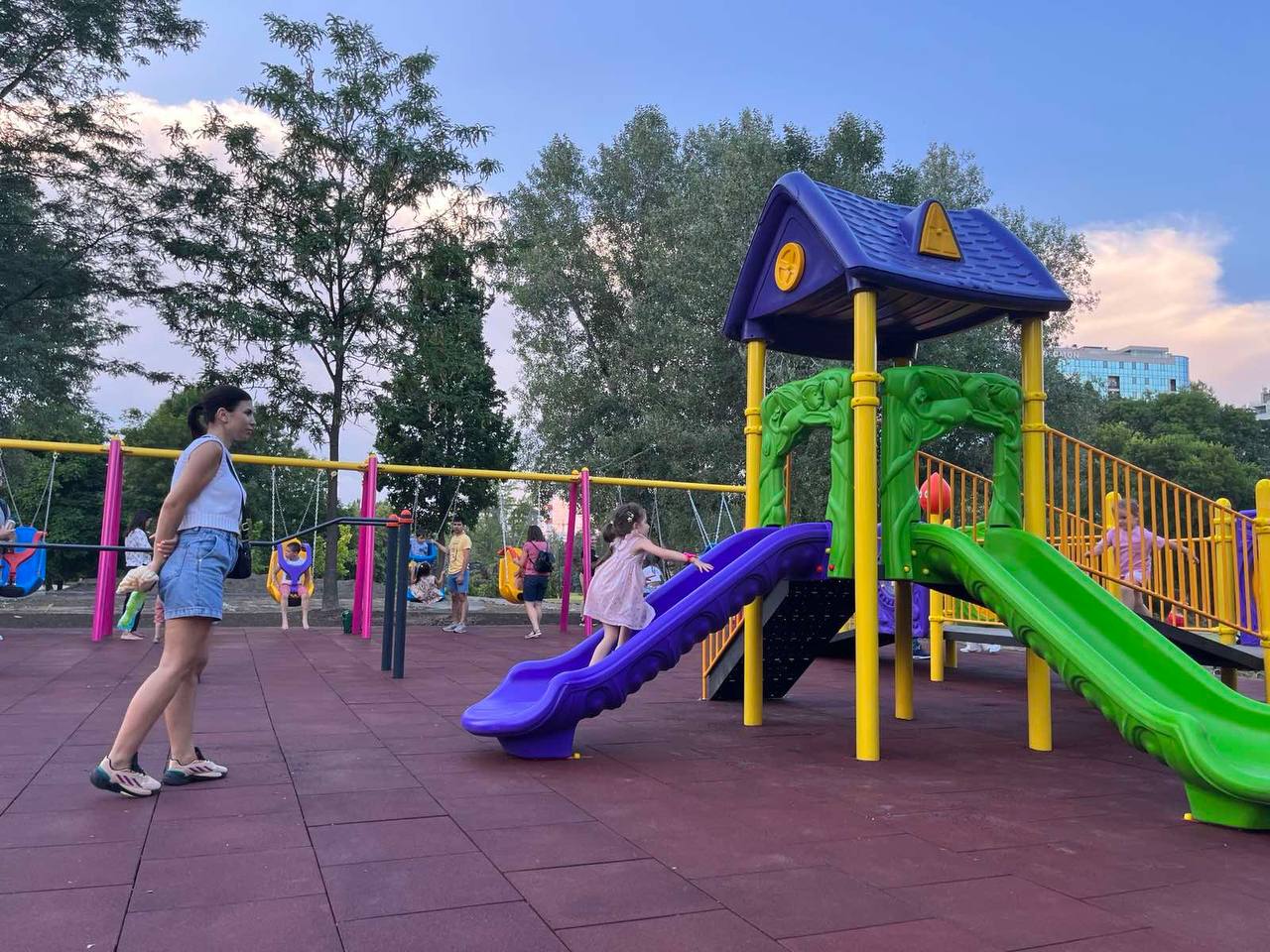 Primăria Chișinău finalizează construcția terenului de joacă pentru copiii cu nevoi speciale în Parcul Dendrariu