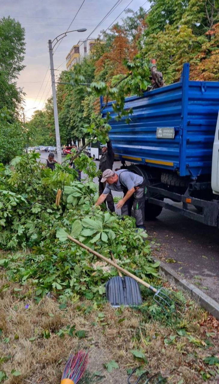 Ion Ceban: Echipele Primăriei Chișinău intervin pentru înlăturarea consecințelor furtunii puternice de marți seara”