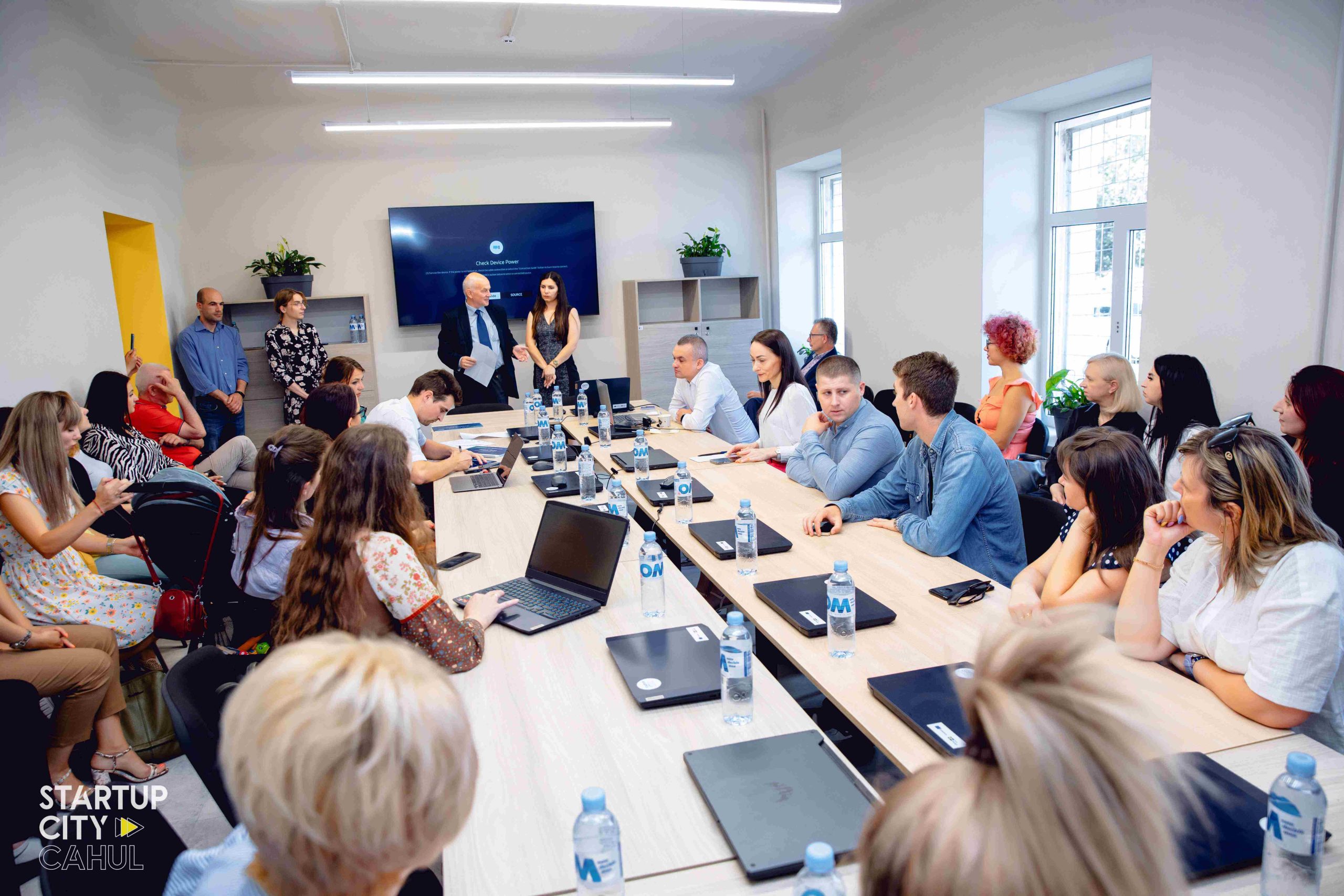 Zeci de localnici din sudul țării au absolvit cu succes cursurile de competențe digitale pentru adulți, organizate de EU4Moldova