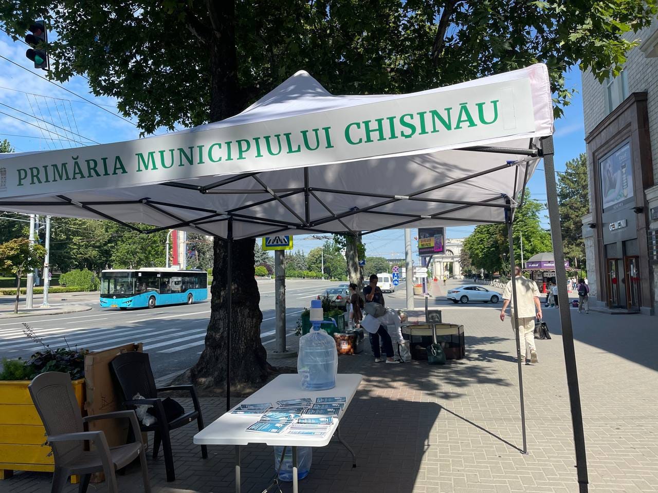 Primăria Chișinău va continua să amenajeze corturi pentru furnizarea de apă în diferite zone ale orașului