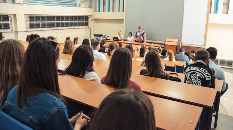 Peste 8.700 de locuri bugetare în universități, aprobate de Guvern