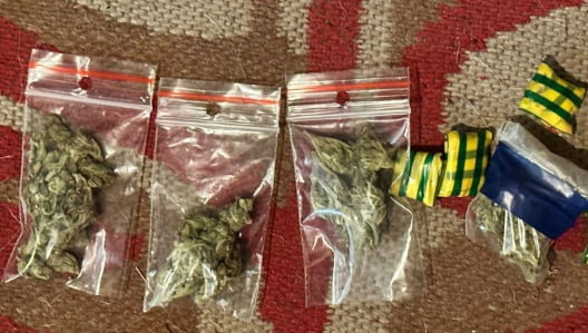 Lider al unui grup infracțional – reținut, după ce a plătit cu a câte 5 dolari doi minori să livreze marijuana și hașiș