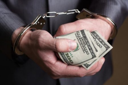 Un bărbat condamnat pentru corupere activă: 2 ani de închisoare cu suspendare