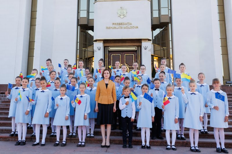 Președinta Maia Sandu, de Ziua Ucrainei: „Suntem etern recunoscători pentru forța cu care Ucraina protejează pacea”