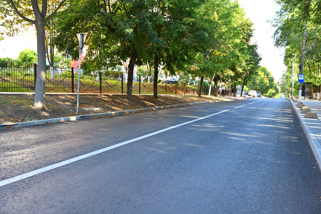 Primăria Municipiului Chișinău a anunțat finalizarea lucrărilor de reabilitare integrală a străzii Valea Trandafirilor din sectorul Centru