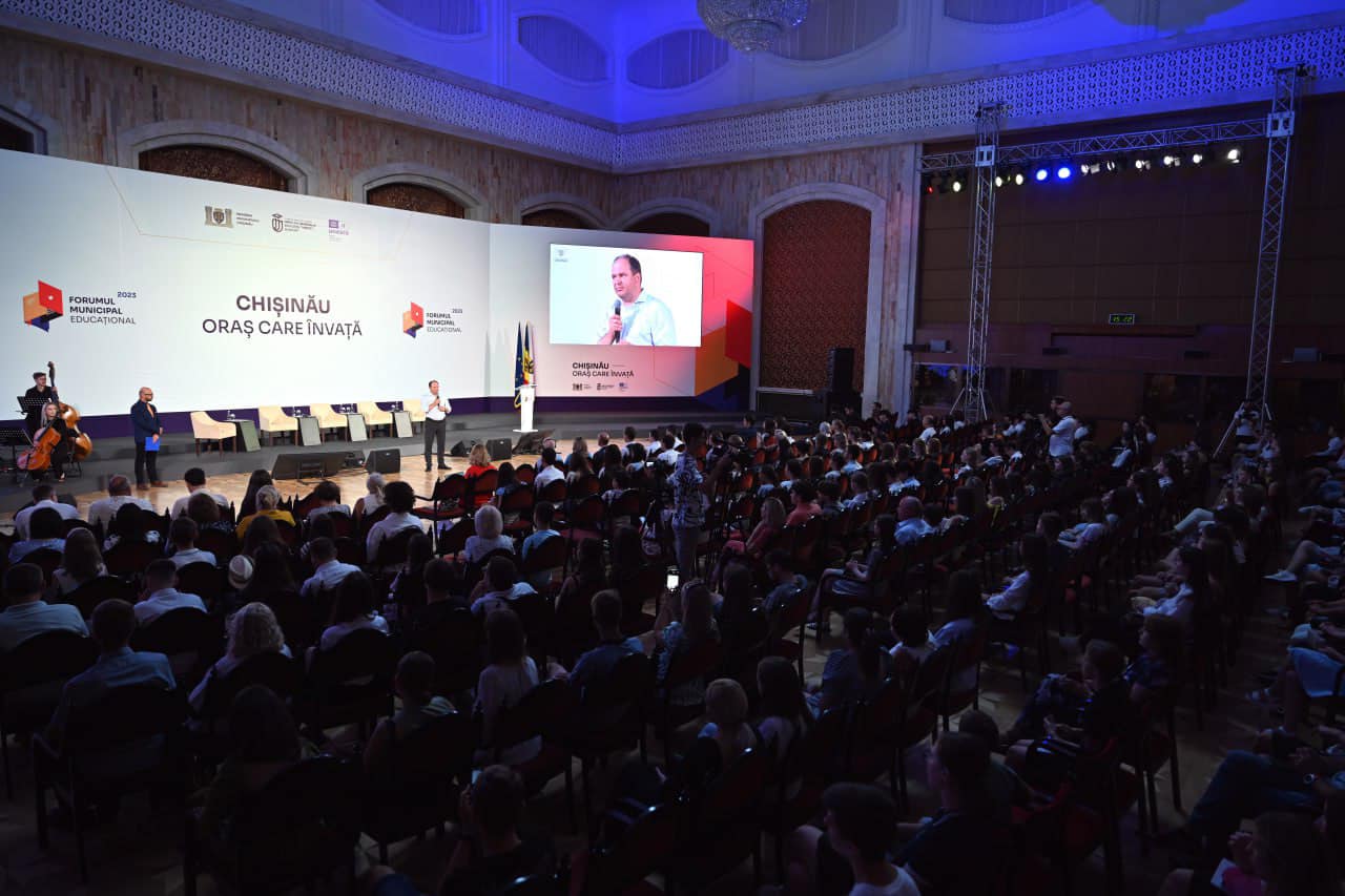 Forumul Municipal Educațional: Olimpicii, profesorii și părinții, aplaudați pentru succesele educaționale
