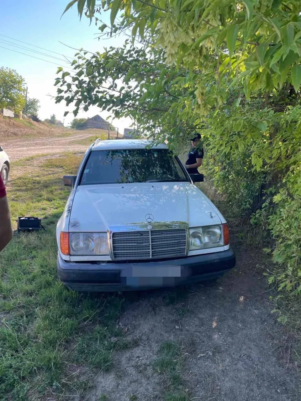 Tânăr de 18 ani, cercetat penal după ce a furat un automobil
