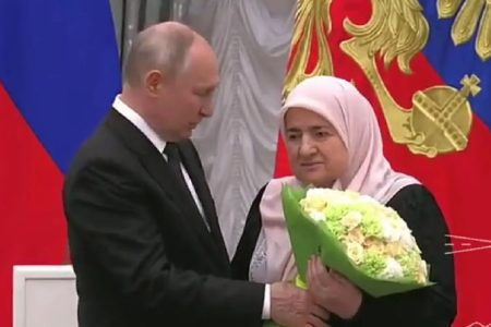 Mama liderului cecen Ramzan Kadîrov a fost decorată de Putin cu Ordinul de Onoare