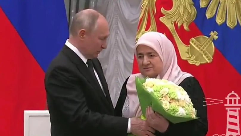 Mama liderului cecen Ramzan Kadîrov a fost decorată de Putin cu Ordinul de Onoare