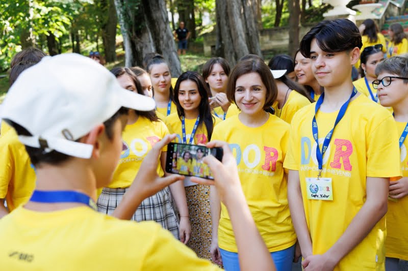 Președinta Maia Sandu s-a întâlnit cu copiii și tinerii care participă la Programul DOR