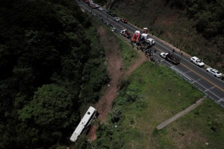 Un autobuz cu migranți s-a prăbușit într-o râpă în Mexic. Cel puțin 17 persoane au murit