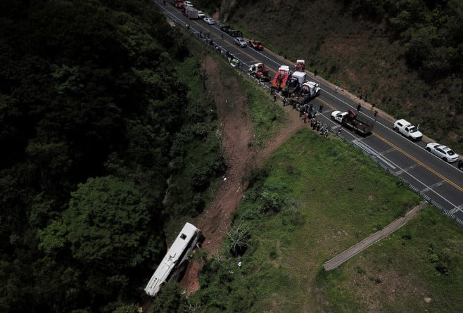 Un autobuz cu migranți s-a prăbușit într-o râpă în Mexic. Cel puțin 17 persoane au murit