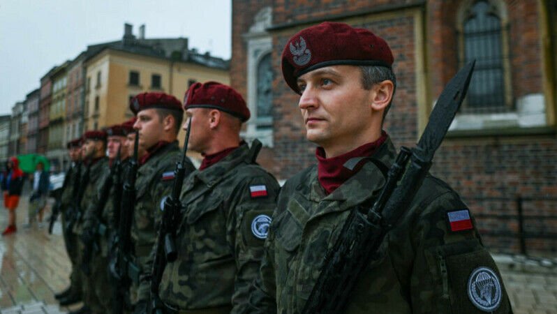 Polonia intenţionează să desfăşoare 10.000 de soldaţi la frontiera cu Belarus