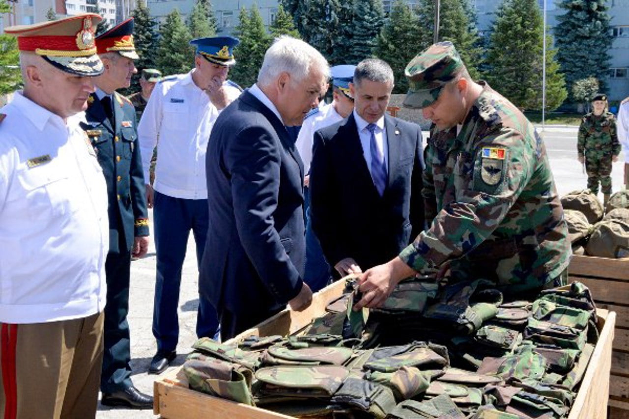 Armata Națională a primit un lot de echipamente individuale de protecție din partea României