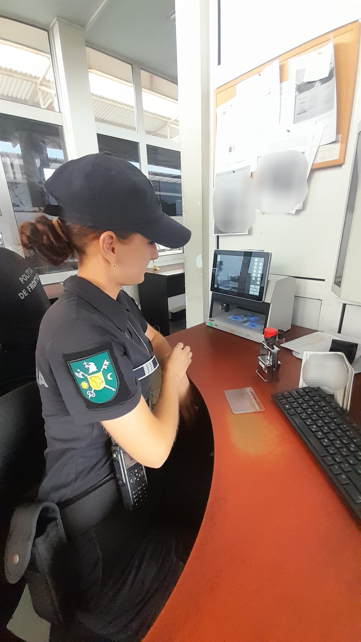 Doi șoferi cercetați și două acte falsificate, ridicate