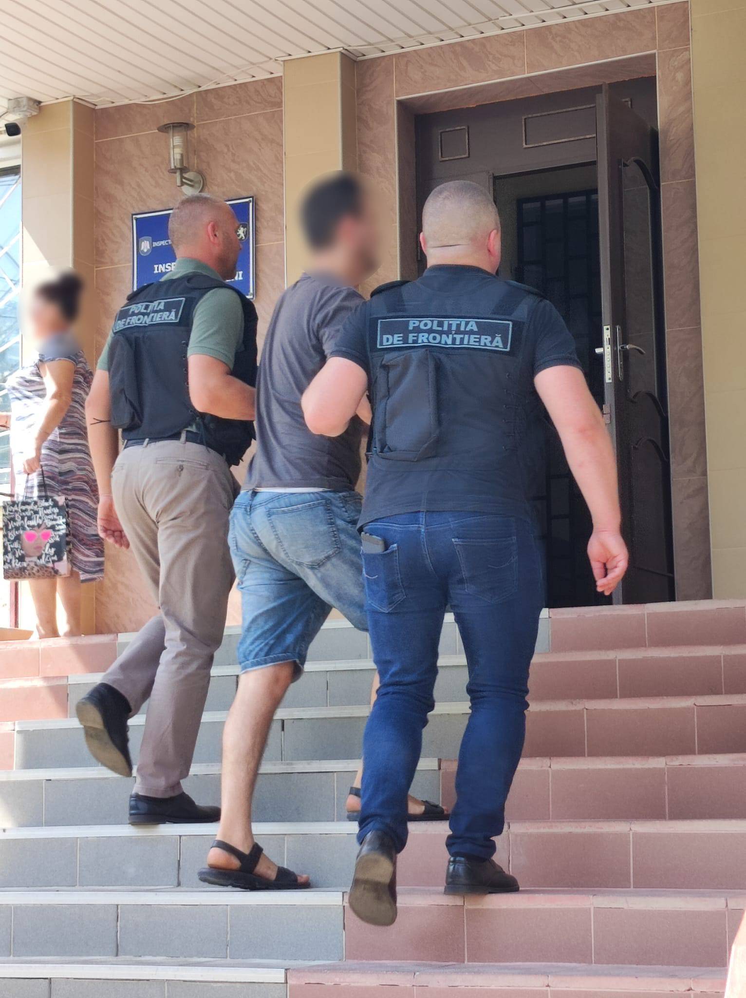 Doi bănuiți în organizarea migrației ilegale, reținuți pentru 72 de ore