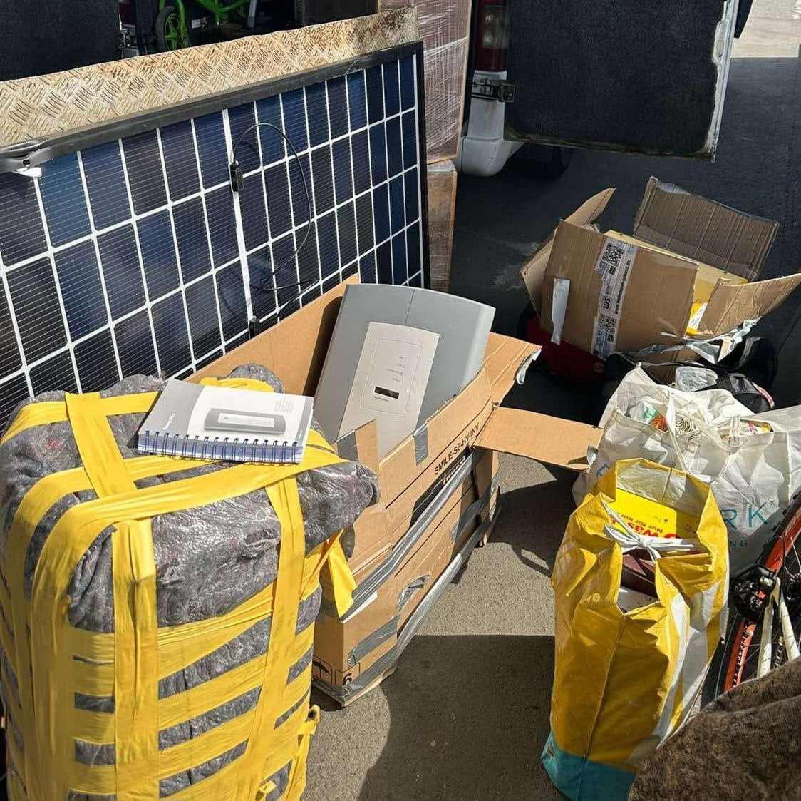 Încercarea de contrabandă eșuată: Invertoare fotovoltaice și panou solar găsite ascunse în bagaje la Leușeni
