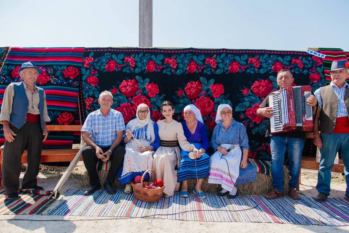 Simbol al afecțiunii Găgăuze: Bașcana Evghenia Guțul împărtășește înțelesul covorului la Festivalul Național ‘Gagauz kilimneri-2023