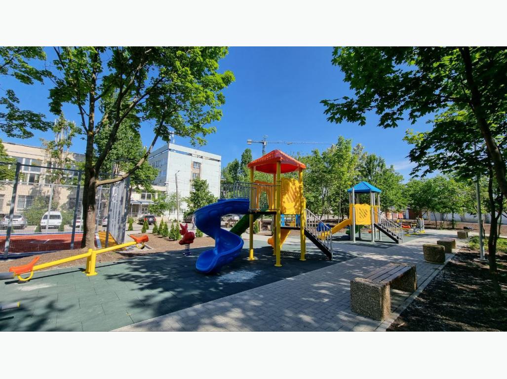 Zeci de terenuri de joacă, reparate și amenajate și în acest an