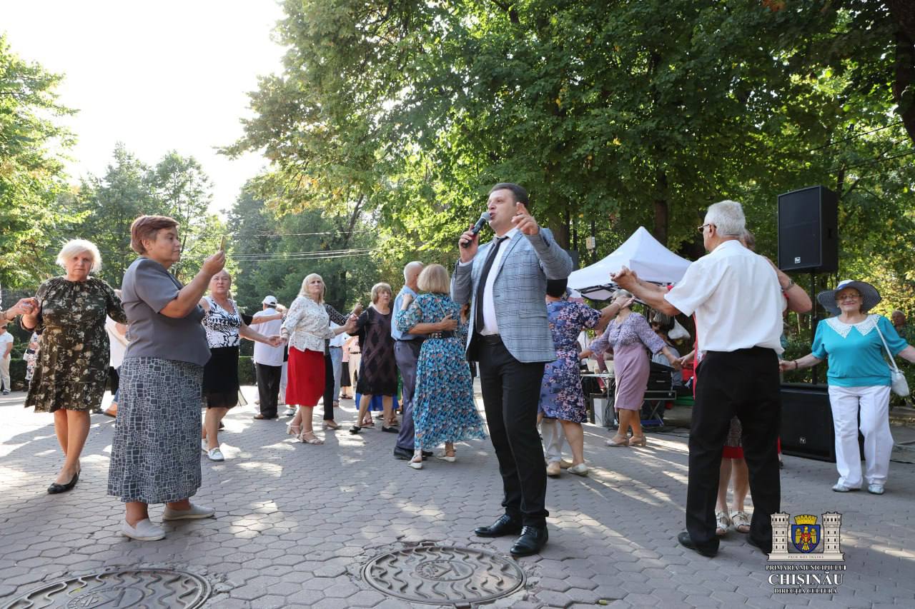 Spectacole muzicale în aer liber pentru persoanele de vârsta a treia în Grădina Publică din Chișinău