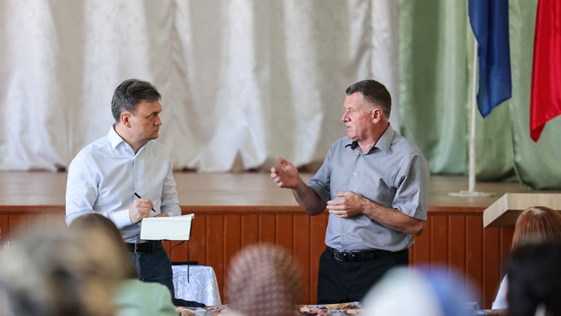 Prim-ministrul Moldovei discută cu locuitorii din Lăpușna despre dezvoltarea locală și calitatea vieții