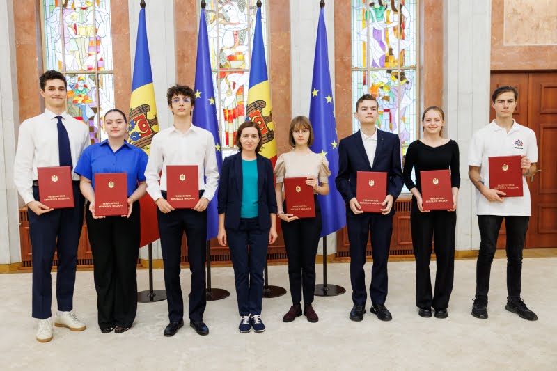 Șefa statului s-a întâlnit cu mai mulți elevi olimpici și le-a oferit Diplome de onoare