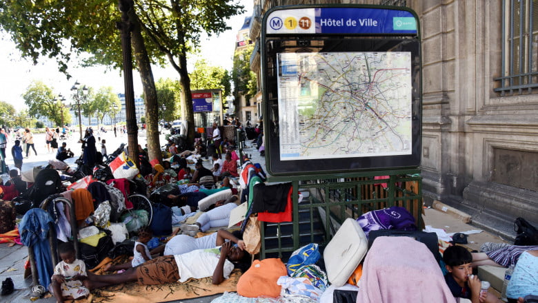 Sute de migranți fără adăpost sunt alungați de pe străzile Parisului înainte de Jocurile Olimpice de anul viitor