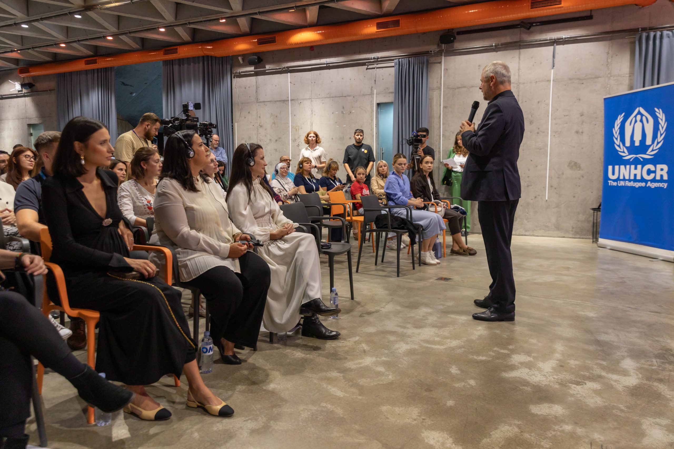 Ambasadoarea Bunăvoinței a UNHCR, Kristin Davis, îi urează bun venit Valentinei Nafornița, susținătoarea de Profil Înalt a UNHCR, în familia Agenției ONU pentru Refugiați