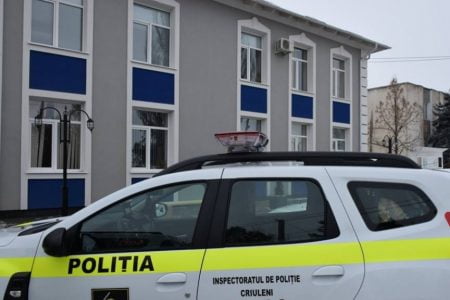 Doi polițiști de patrulare din Criuleni, cercetați pentru corupere pasivă. Ar fi pretins și primit 5000 de lei de la un șofer de motoreta