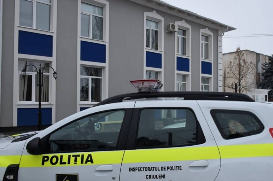 Doi polițiști de patrulare din Criuleni, cercetați pentru corupere pasivă. Ar fi pretins și primit 5000 de lei de la un șofer de motoreta