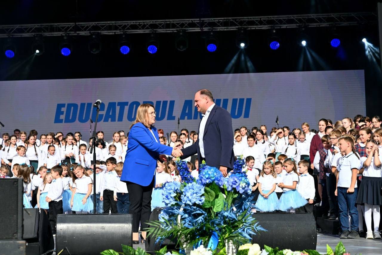 Sărbătoare de Ziua Profesorului la Teatru Verde. Ion Ceban: Dragi dascăli, copiii noștri sunt la înălțime datorită vouă