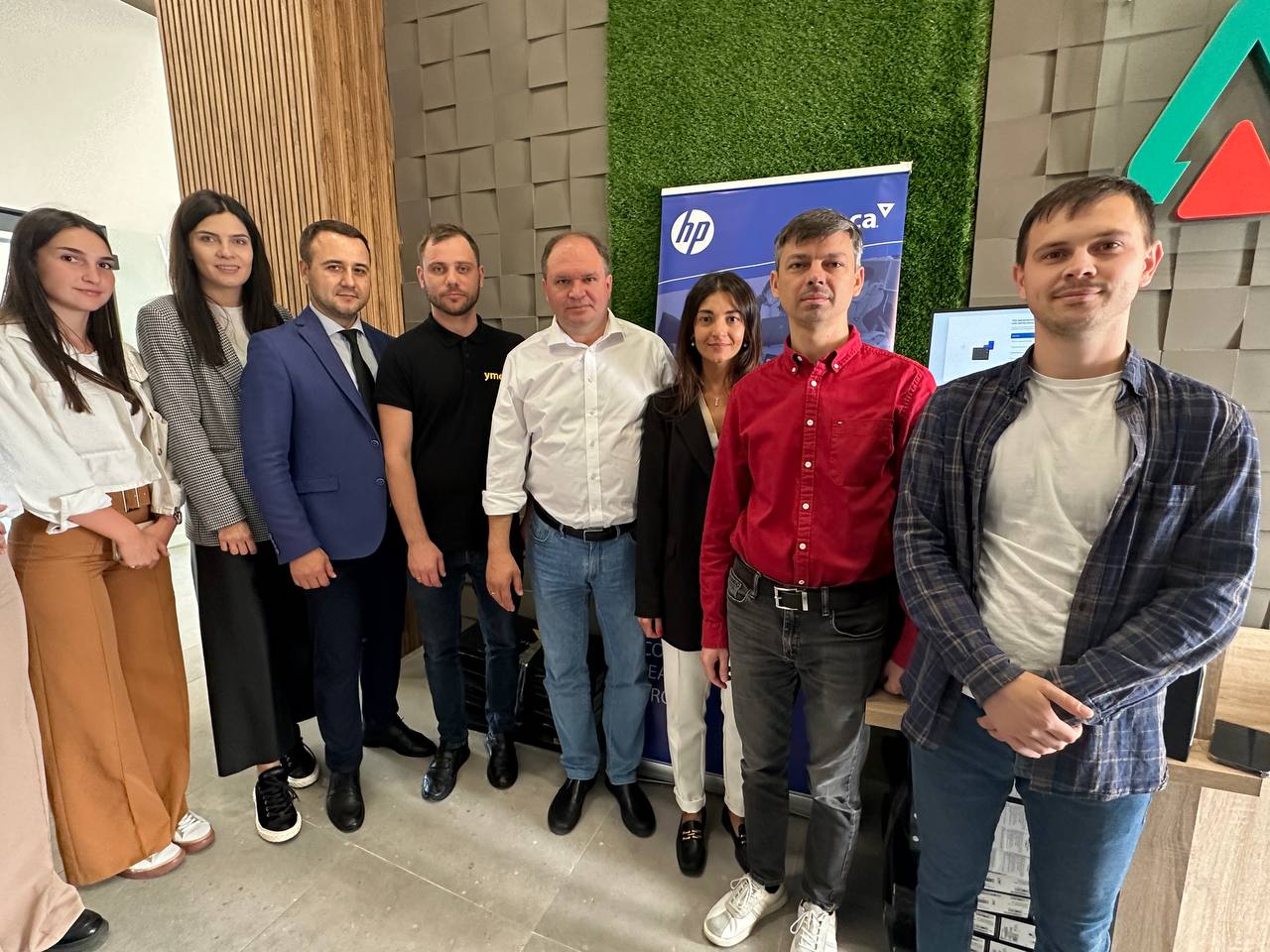 Primăria Chișinău primește donație generoasă: 25 de laptopuri pentru tinerii antreprenori și refugiați