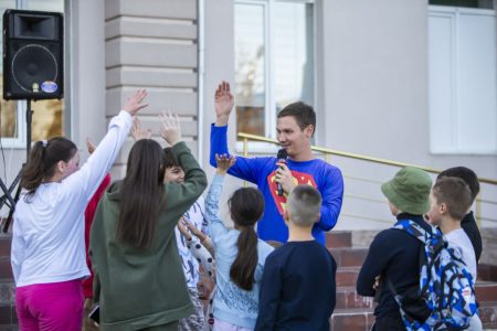 Muzică, dans și jocuri interactive: Oamenii se adună cu drag la evenimentele „Din tot Sufletul”
