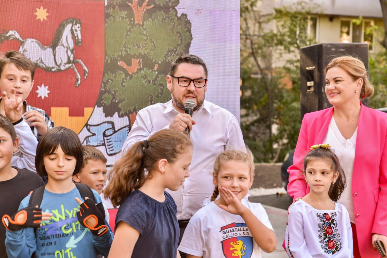 Primarul interimar Alexei Lungu inaugurează o nouă curte modernizată în Orhei