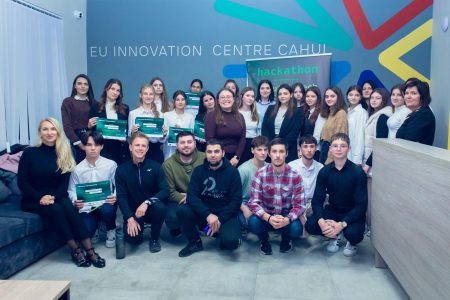 Cei mai inovatori tineri din sudul țării au fost premiați. Vezi cine sunt câștigătorii Hackathonului „Soluții tech pentru mediu”, desfășurat la Cahul