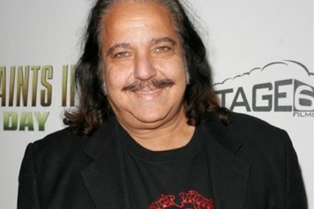 Actorul de filme porno Ron Jeremy, acuzat că a agresat sexual 21 de femei, va fi eliberat din închisoare pentru că suferă de demenţă