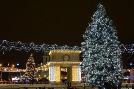 Startul sărbătorilor de iarnă, dar și inaugurarea Pomului de Crăciun în Piaţa Marii Adunări Naţionale va fi dat pe 23 decembrie