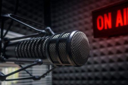 Două posturi de radio, sancționate de CA cu 50.000 de lei