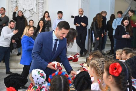 Primii colindători la Primăria Chișinău: Copiii de la Grădinița nr. 166 încântă cu cântecele lor
