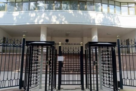 Un turnichet de la Primăria Chișinău îi deranjează pe deputații PAS, care au pus lacăt pe Parlament. Ion Ceban: Scoateți gardul de la Parlament și dați acces liber