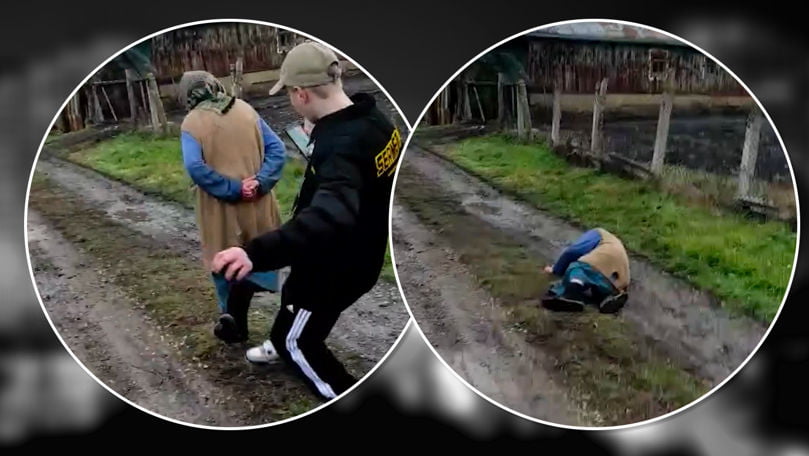 REVOLTĂTOR: Doi adolescenți filmați în timp ce pun o piedică unei bătrâne și fug de la fața locului (video)
