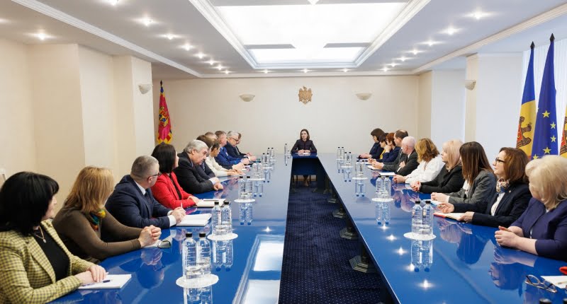 Șefa statului a discutat cu cadrele didactice despre referendumul pentru aderarea Moldovei la UE