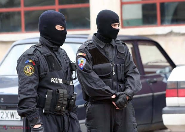 Bărbat urmărit penal pentru escrocherie, reținut în urma unor percheziții în Chișinău