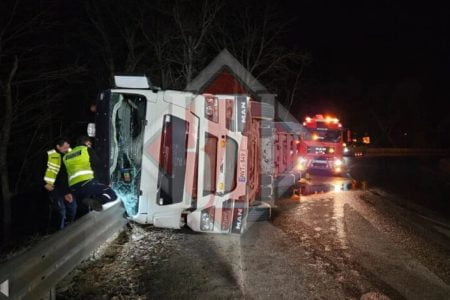 Un TIR din R.Moldova încărcat cu grâu s-a răsturnat în România