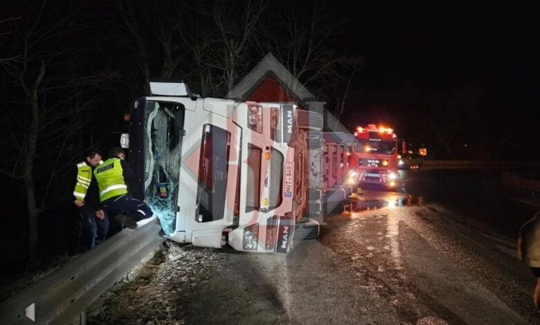 Un TIR din R.Moldova încărcat cu grâu s-a răsturnat în România