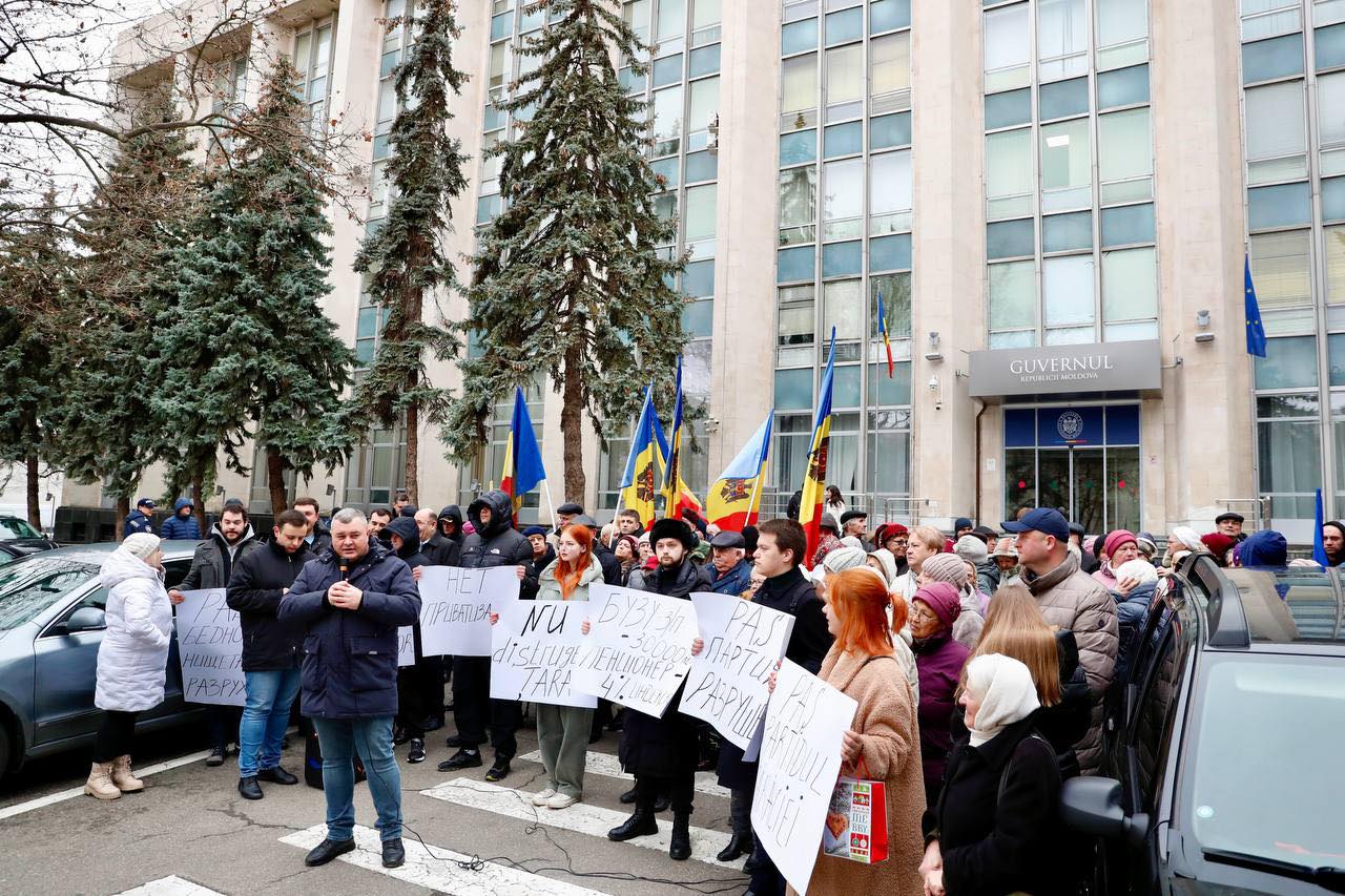 Reprezentanții și susținătorii Blocului Comuniștilor și Socialiștilor protestează față de creșterea prețurilor din Republica Moldova