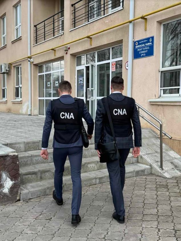 O vameșă a fost reținută de CNA pentru corupere pasivă