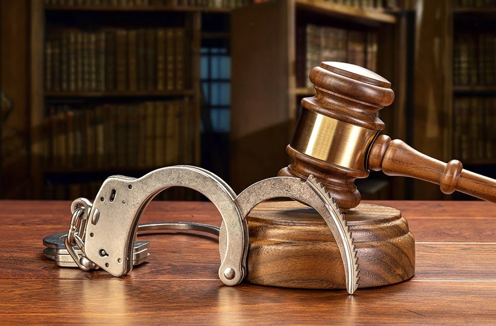 Membrii unui grup criminal organizat reținuți pentru șantaj